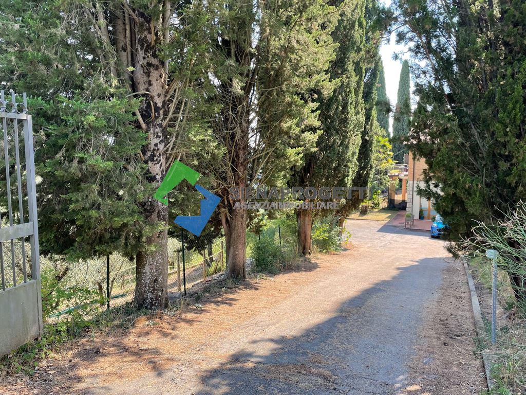 Appartamento di 250 Mq. con giardino,  5 camere e 5 bagni, ai Cappuccini, Siena.