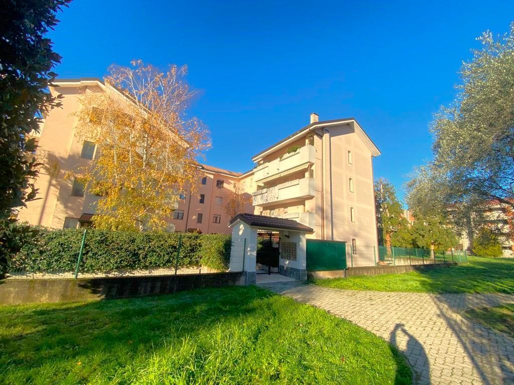 Vedano al Lambro MONZA - VENDESI appartamento 3 locali DOPPI SERVIZI con box