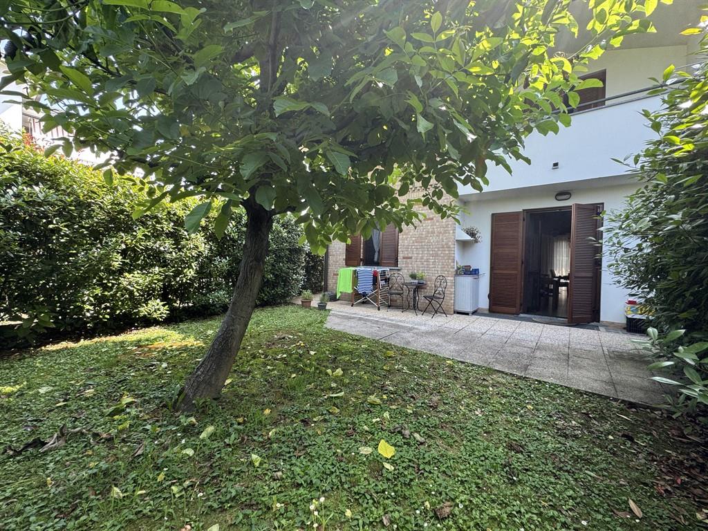 villa  mattoncino a vista libera su tre lati .