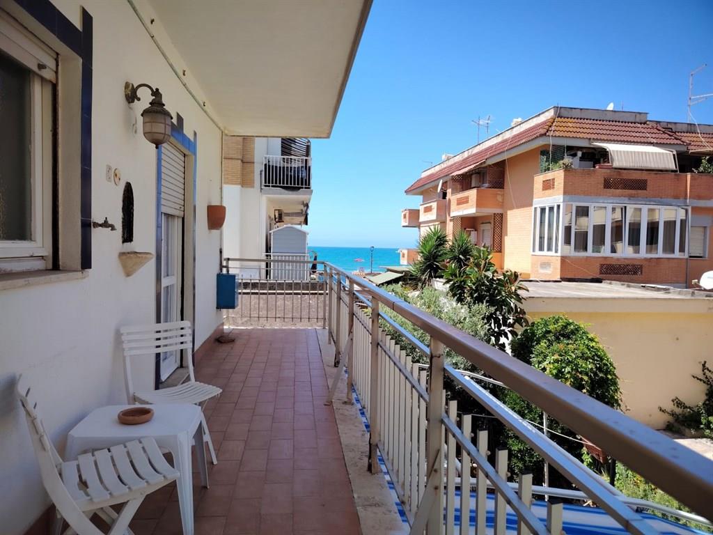 LADISPOLI - Lungomare Marina di Palo ampio bilocale fronte mare