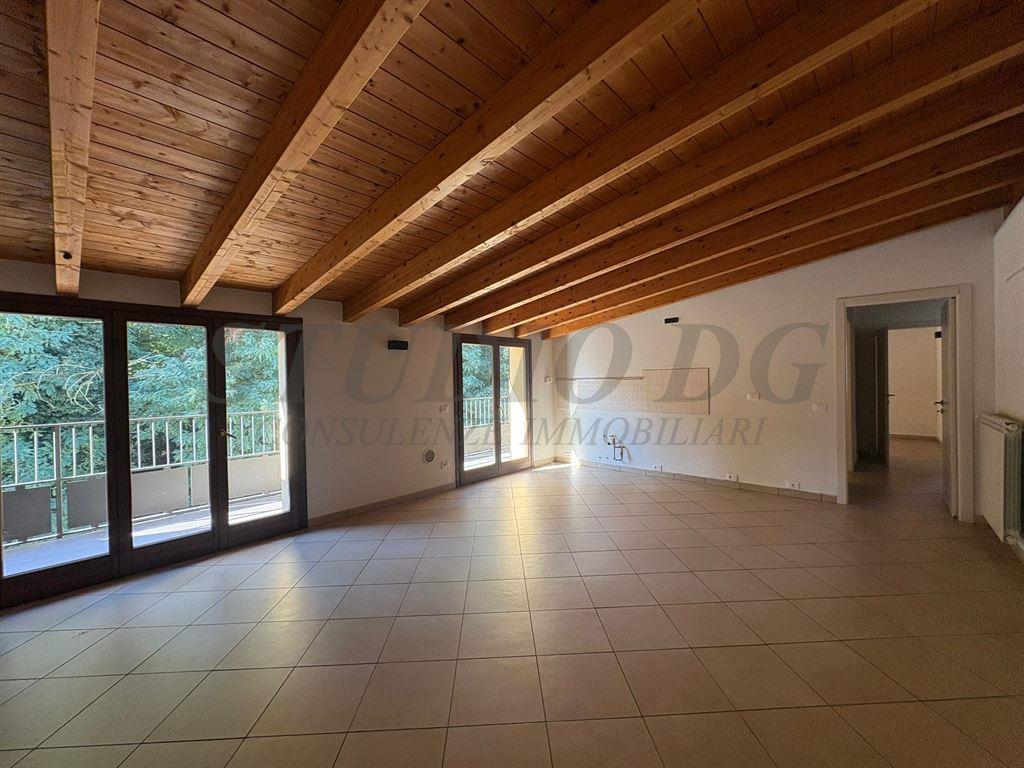 TRILOCALE MANSARDATO CON DOPPI SERVIZI LIBERO DA SUBITO!