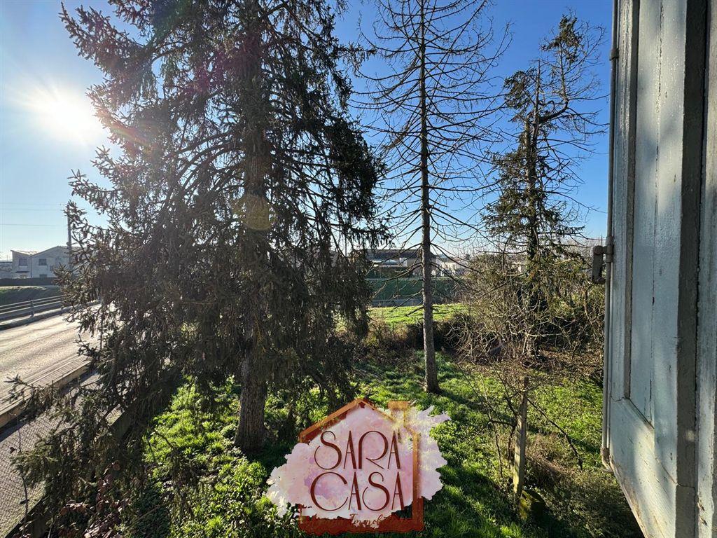 Casa indipendente su lotto di circa 1200 mq con laboratorio e proservizi