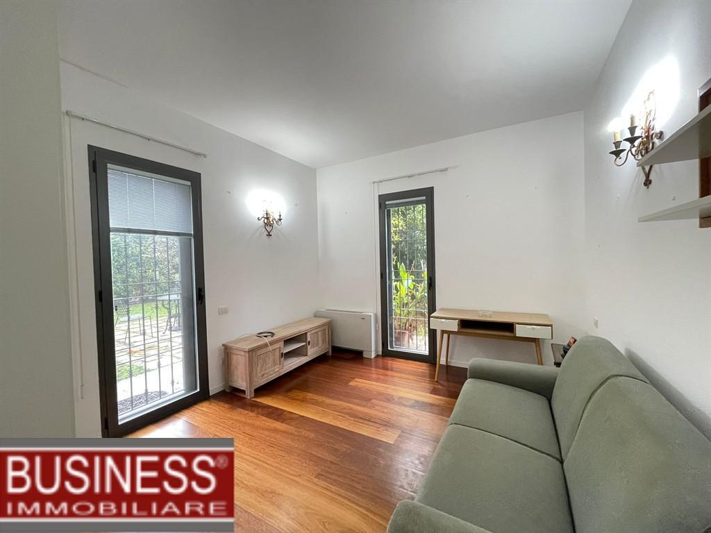 MILANO, MECENATE - TRILOCALE ARREDATO CON GIARDINO PRIVATO