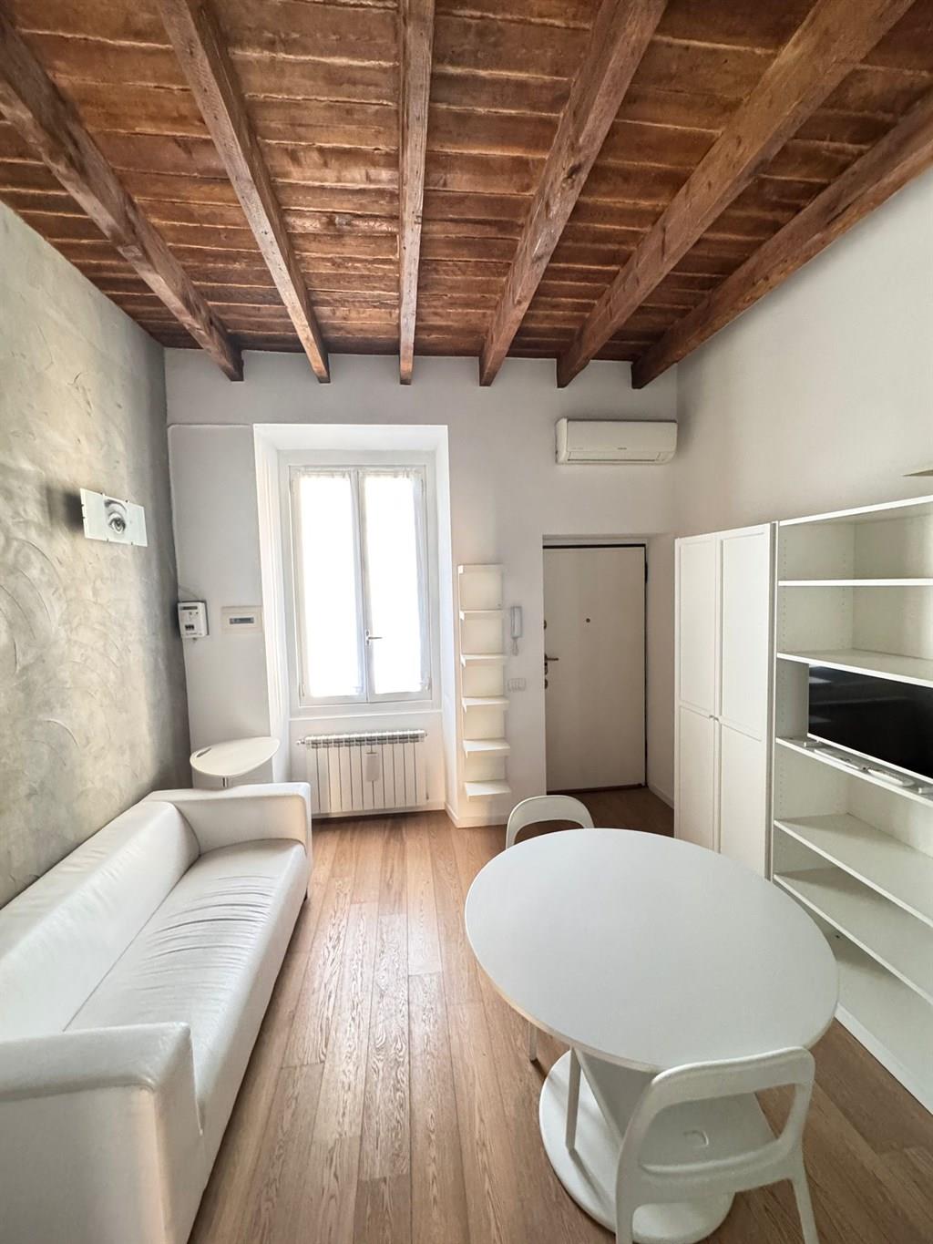 Bilocale panoramico con travi a vista nel cuore di Isola. € 1.400 mensili spese incluse - Per informazioni e/ appuntamenti: Milano Servizi Immobiliari srl - Tel. 02.688.08.11 r.a. - zorzini@milanoservizi.eu