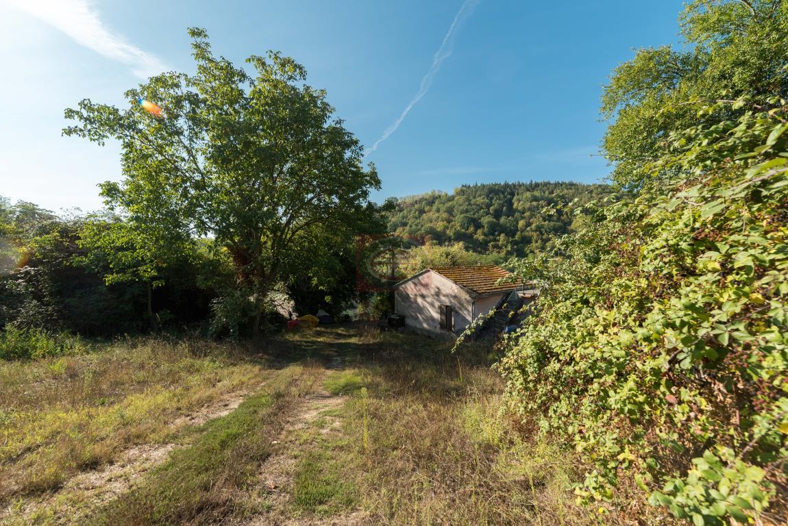 SAN VITTORE: casa singola DA RISTRUTTURARE su lotto di circa 700 mq. + TERRENO AGRICOLO di circa 45.000 mq.