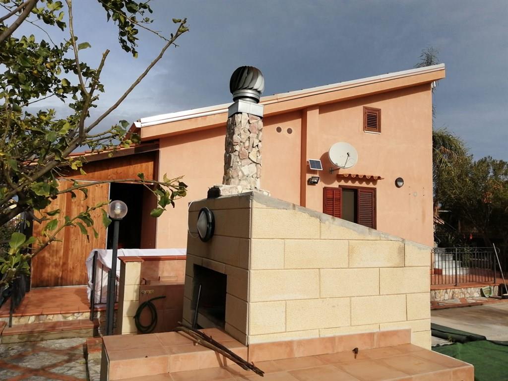 Villa con  corte e porticato a 200 mt dal mare