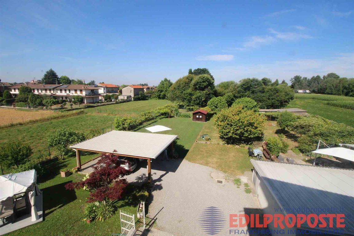 Appartamento Trilocale con Giardino Privato e Magazzino