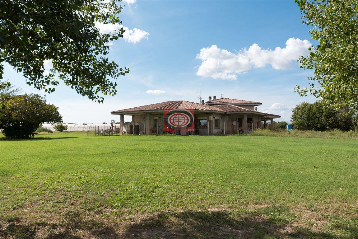 Tra RONTA e SAN MARTINO IN FIUME: porzione di bifamiliare DA ULTIMARE - zona giorno, 3 letto, 3 bagni, tavernetta, garage, INGRESSO PRIVATO e AMPIO GIARDINO PRIVATO