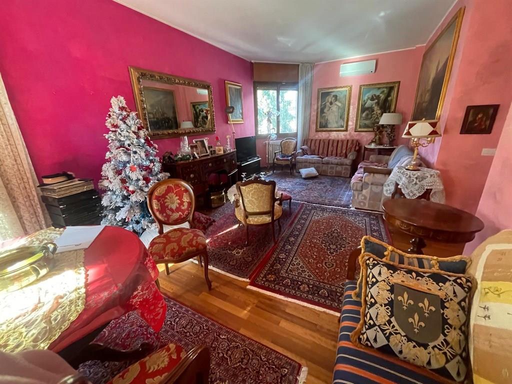 AMPIO E LUMINOSO 4 LOCALI  CON BOX