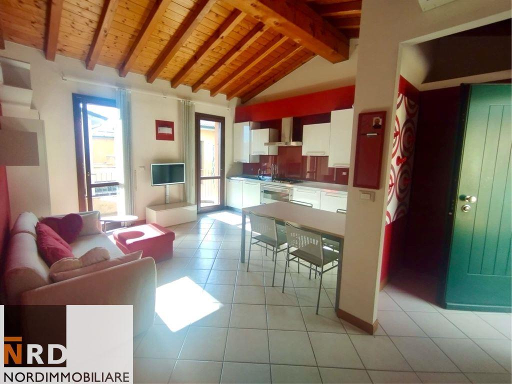 Elegante Bilocale Arredato con Cantina e Garage