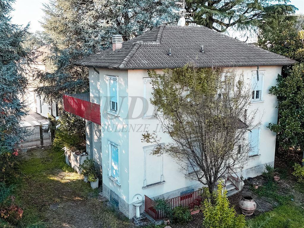 ELEGANTE VILLA BIFAMILIARE CON GIARDINO MQ.400