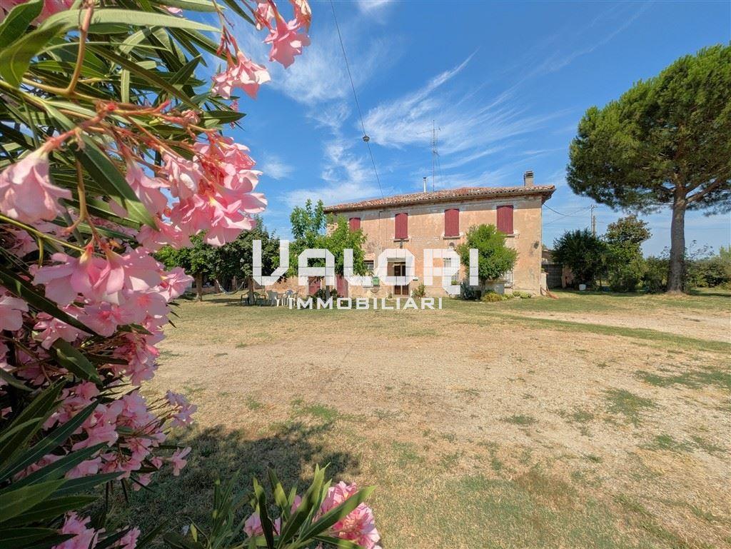 CASA COLONICA CON SERVIZI E GIARDINO DI 1.540 MQ