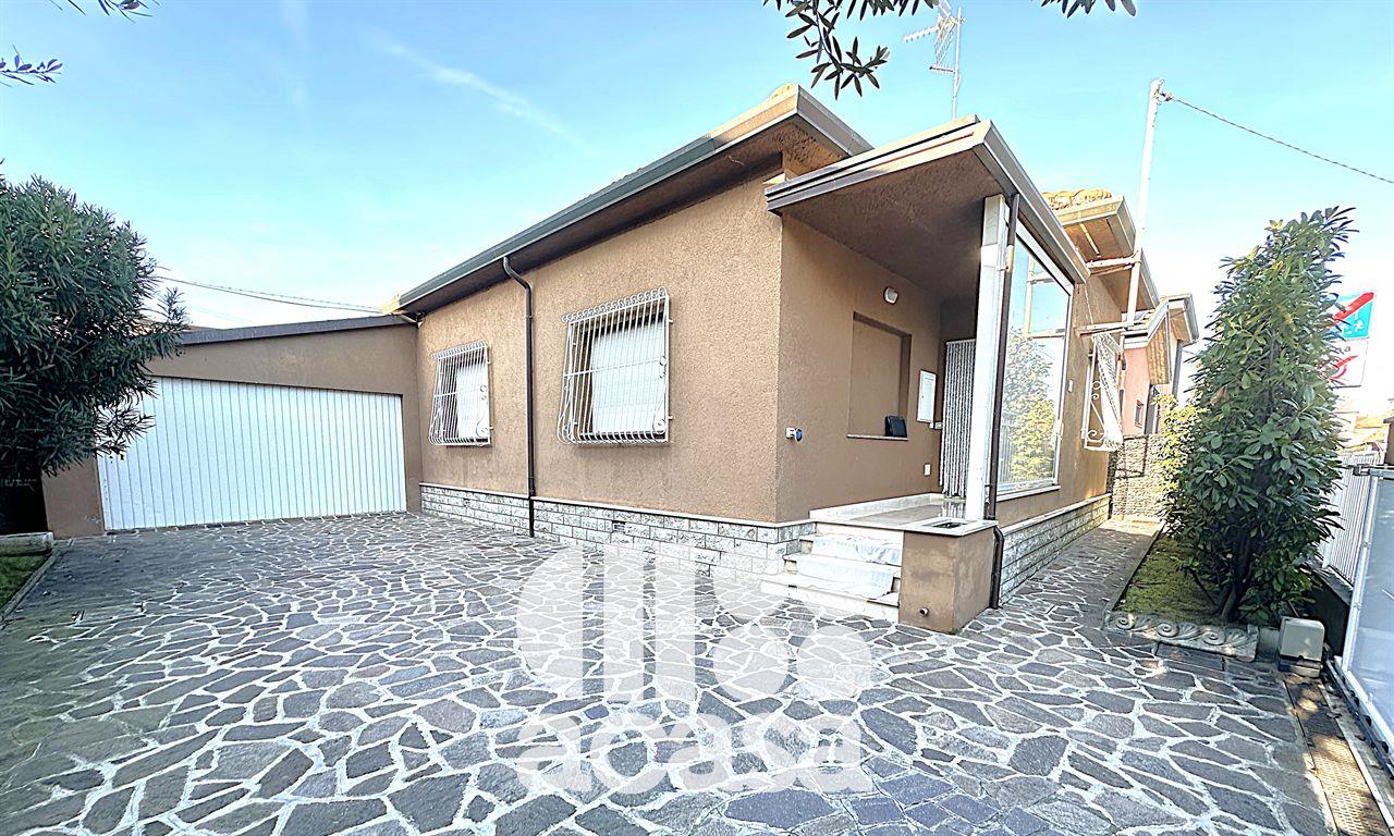 VILLA INDIPENDENTE TRA MARE E CITTA'