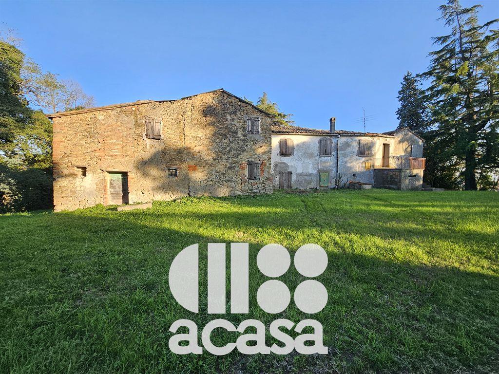 BORGO AGRICOLO CON 27 ETTARI DI TERRENO