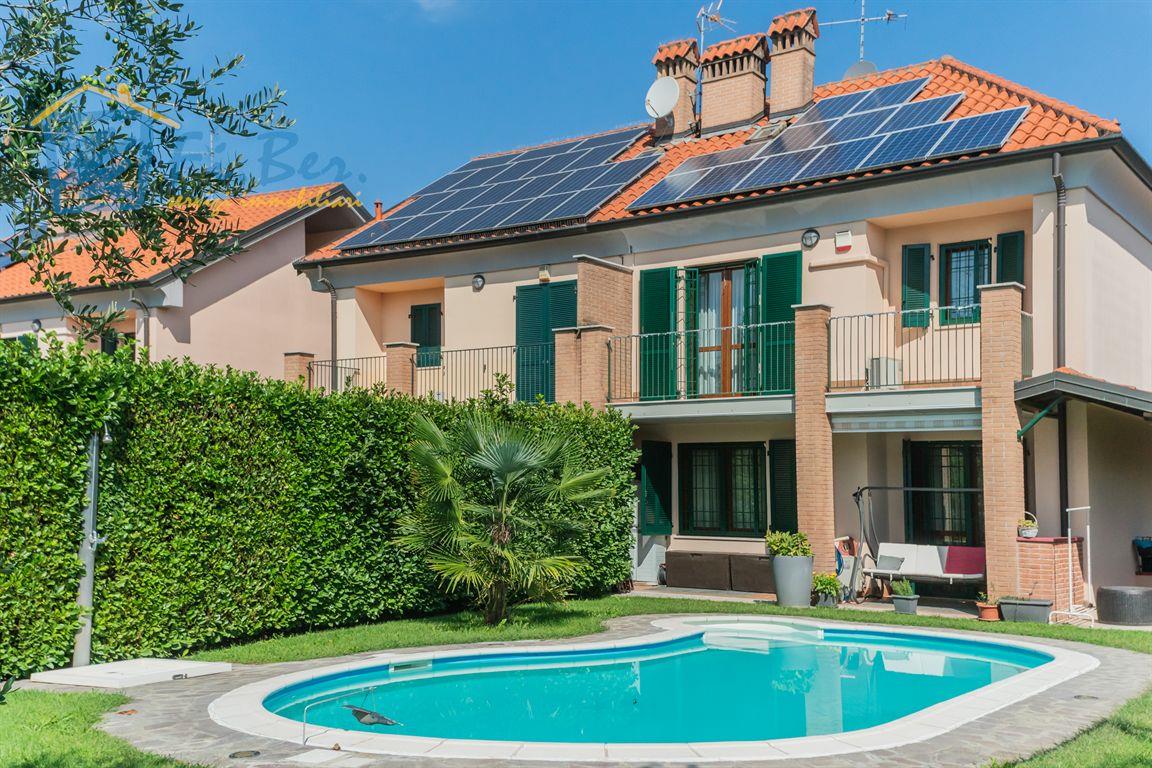 VILLA bifamiliare con piscina