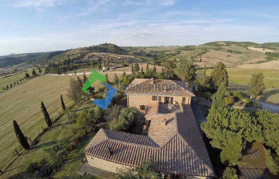 Splendido casolare in pietra con piscina a Pienza, Toscana.