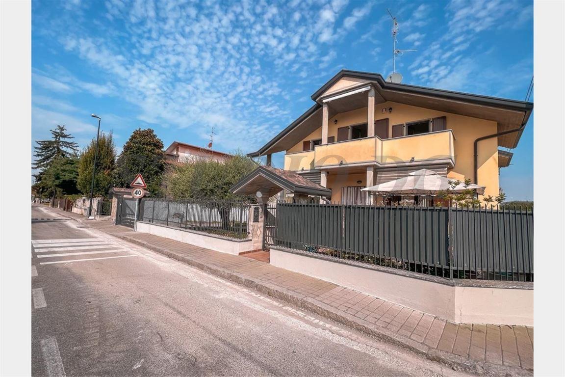 SPLENDIDA VILLA BIFAMILIARE A CESANO
