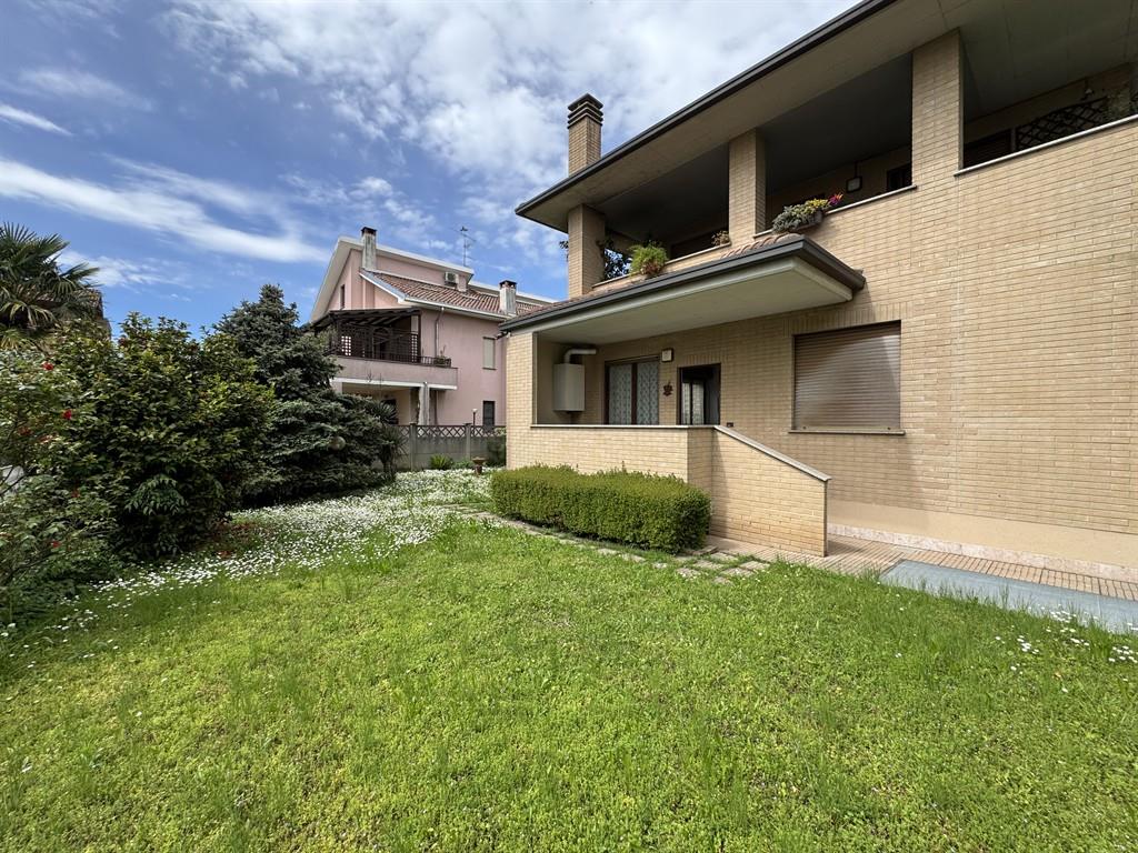 BILOCALE CON GIARDINO IN CONTESTO MODERNO – CESATE CENTRO