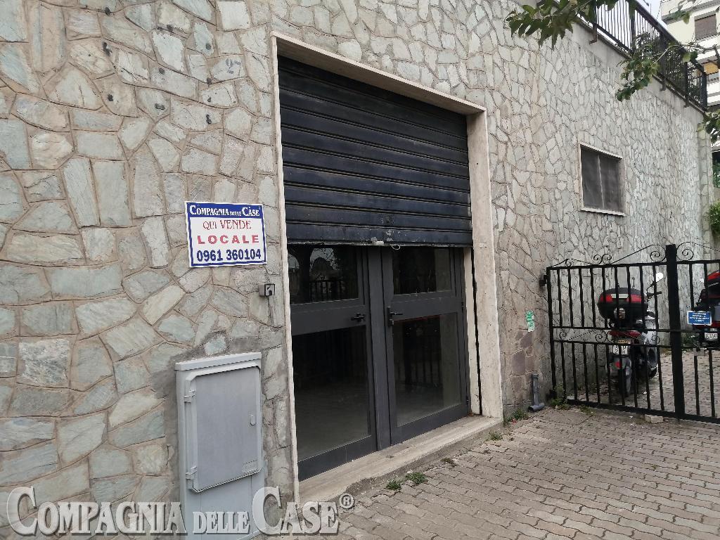 Catanzaro Sala, ampio locale commerciale fronte strada