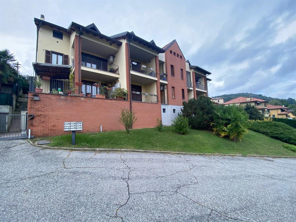 introvabile appartamento mansardato con vista lago: 3 locali + servizi, terrazzino box e posto auto