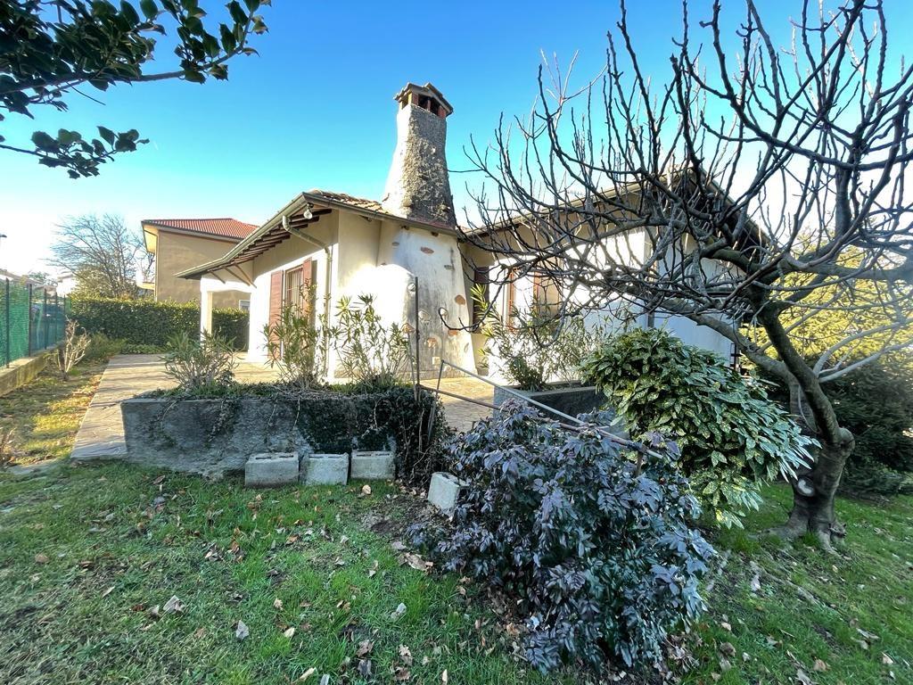 azzate vegonno - villa singola unifamigliare + 800 mq di giardino circostante.