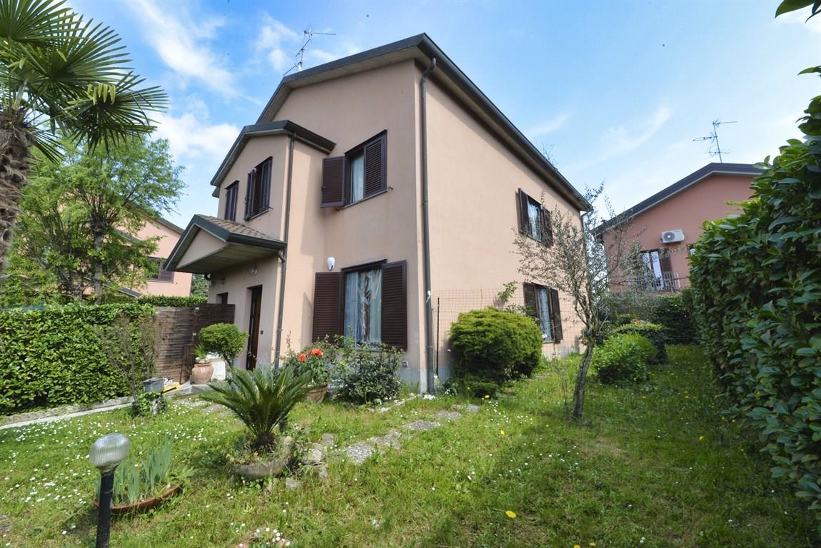 VIMERCATE - porzione di villa bifamiliare con ampio giardino