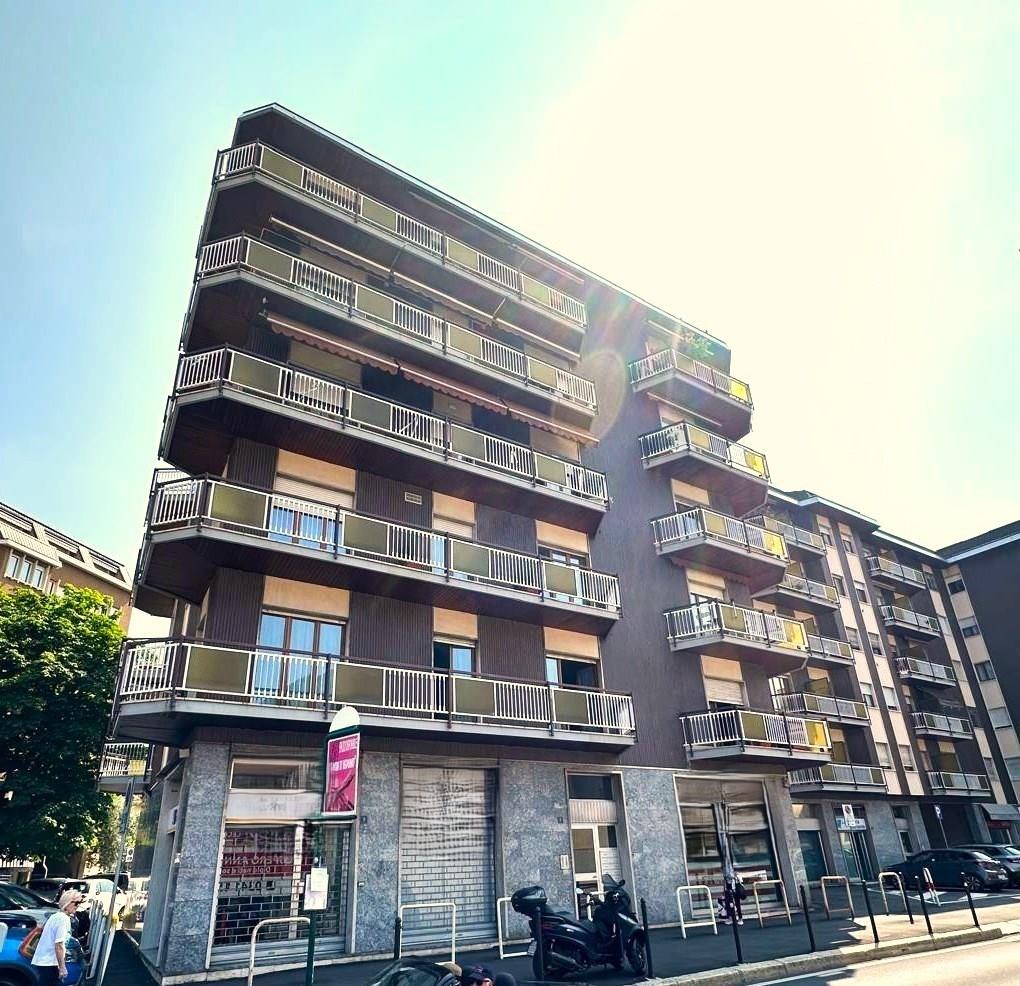 QUADRILOCALE CON DOPPI SERVIZI E BOX DOPPIO A LECCO Centro