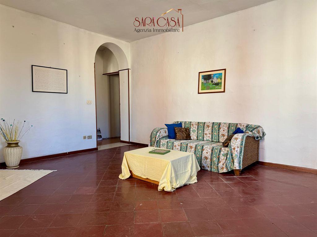 AMPIO APPARTAMENTO LIBERO SU QUATTRO LATI IN POSIZIONE CENTRALE