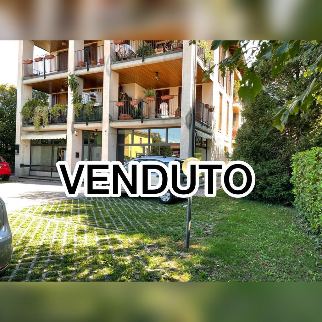 negozio con vetrina, posteggio riservato - magazzino