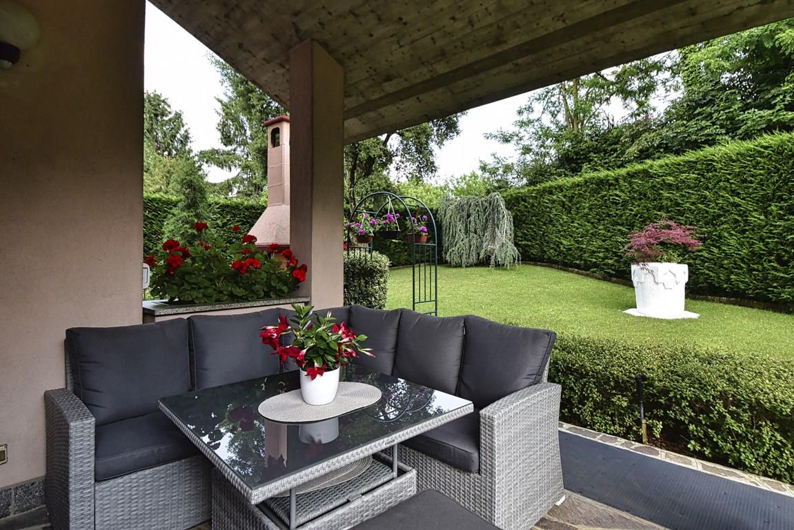BERNAREGGIO - villa a schiera di testa con ampio giardino privato