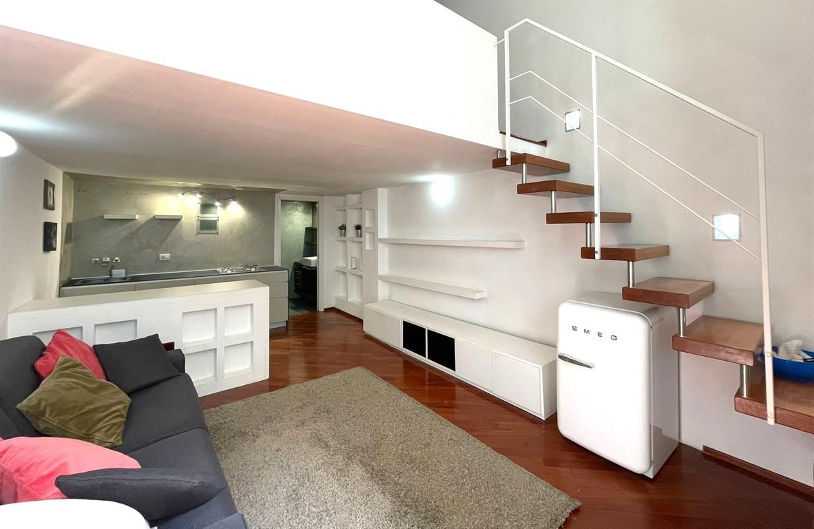 MILANO, PIAZZA GRANDI - LOFT SU DUE LIVELLI, ARREDATO E RISTRUTTURATO.