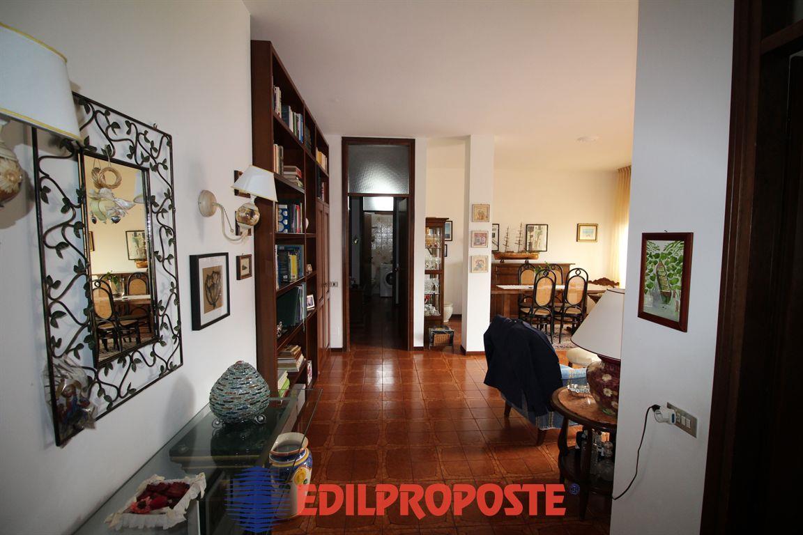 4 locali e doppi servizi e cantina piccolo stabile di sole 6 famiglie