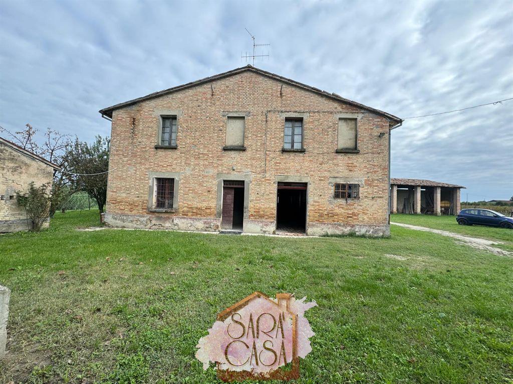 Casa colonica con proservizi e 8 ettari di terreno