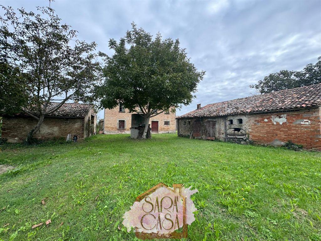 Casa colonica con proservizi e corte esclusica