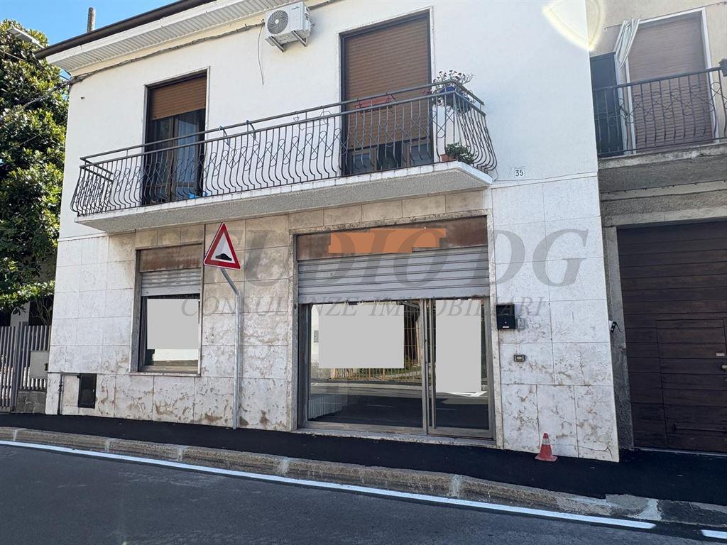 NEGOZIO SU STRADA CON DUE VETRINE IN CENTRO
