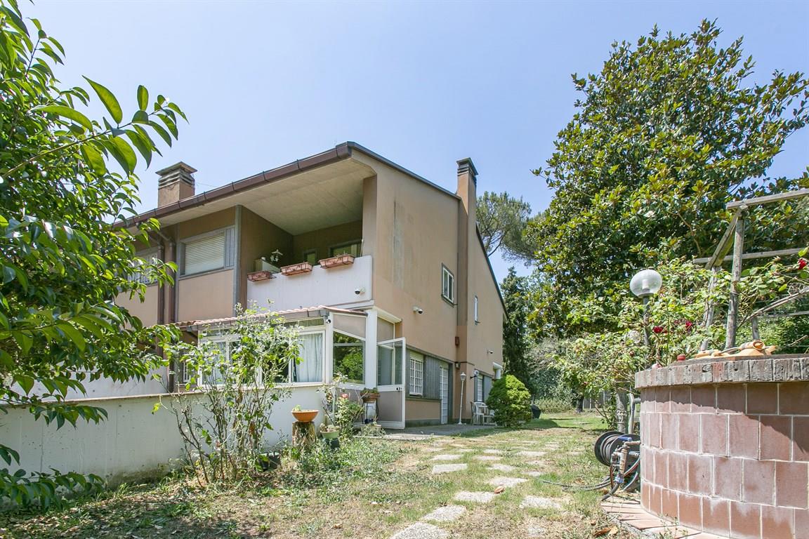 TALENTI - VILLINO ANGOLARE CON AMPIO GIARDINO E BOX.