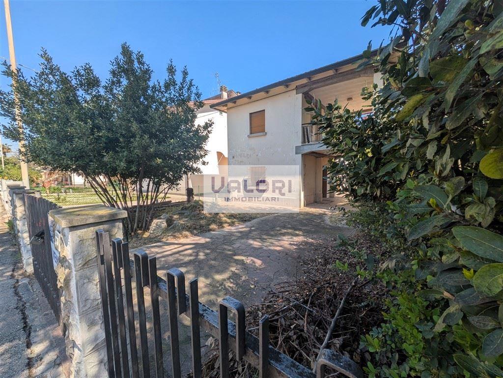 CASA INDIPENDENTE DA RISTRUTTURARE CON GIARDINO E GARAGE