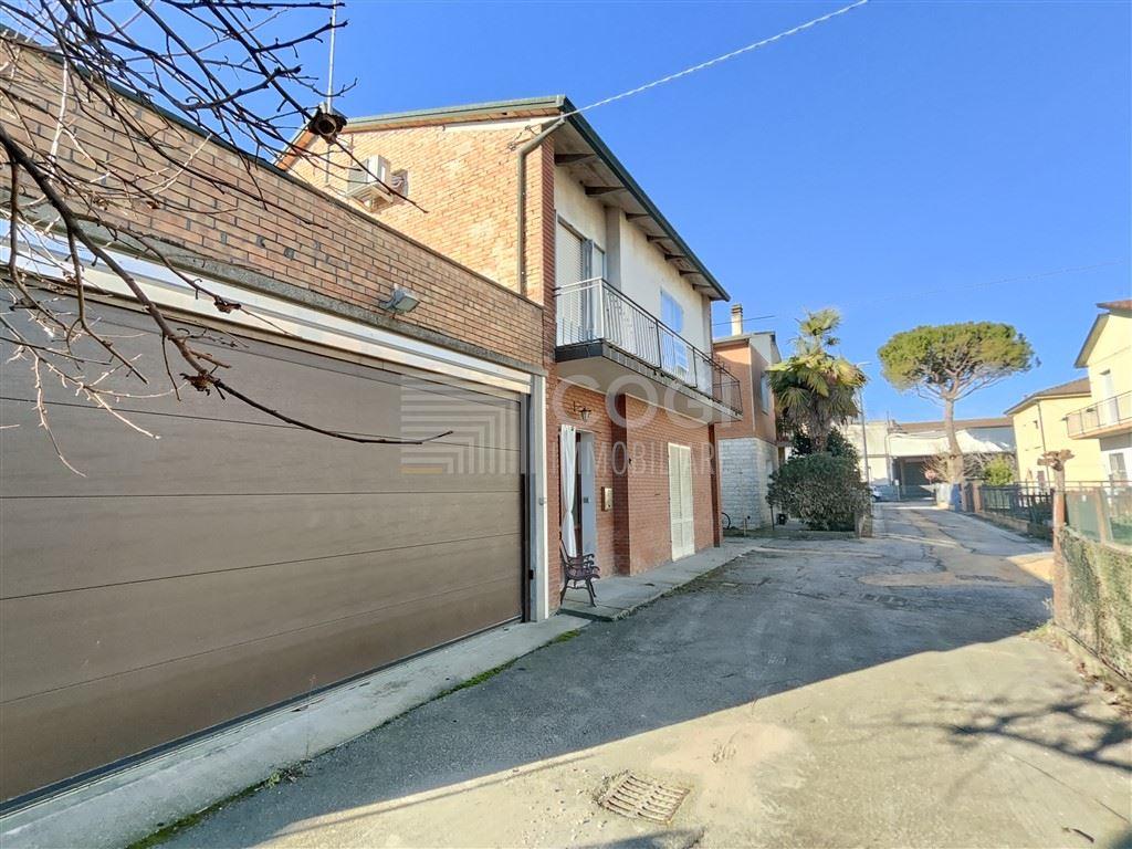 CASA COMPLETAMENTE INDIPENDENTE CON CORTE ESCLUSIVA E INTERESSANTE GARAGE/MAGAZZINO DI 89 MQ