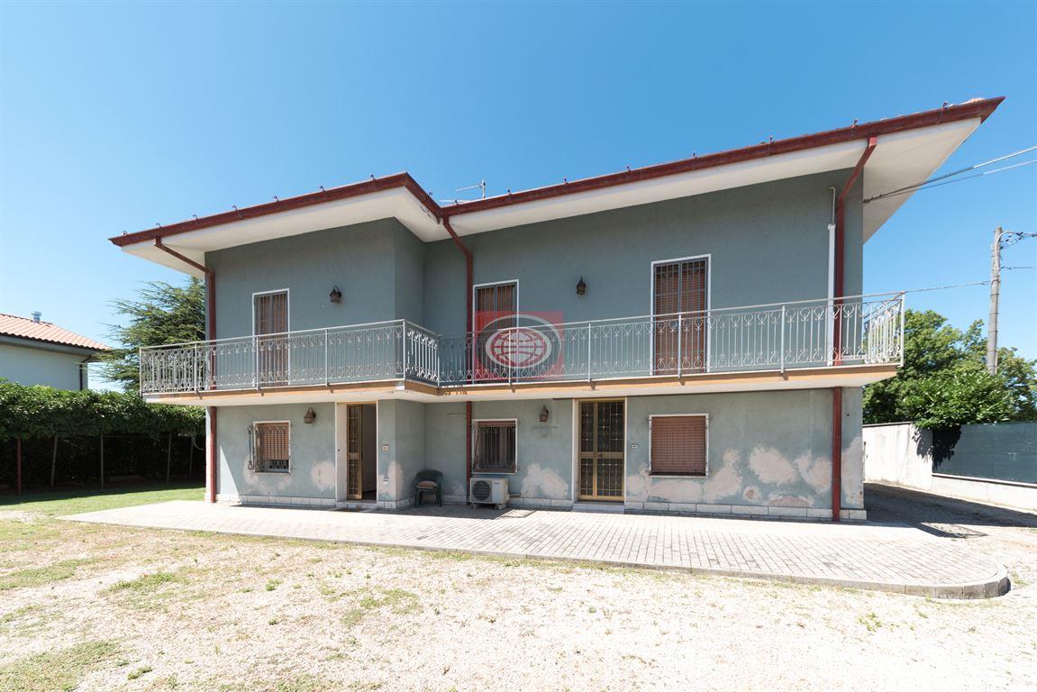 CESENA - SANT'EGIDIO - Casa singola da rammodernare, su 2 livelli con attrezzaie e oltre 1.000 mq di giardino.