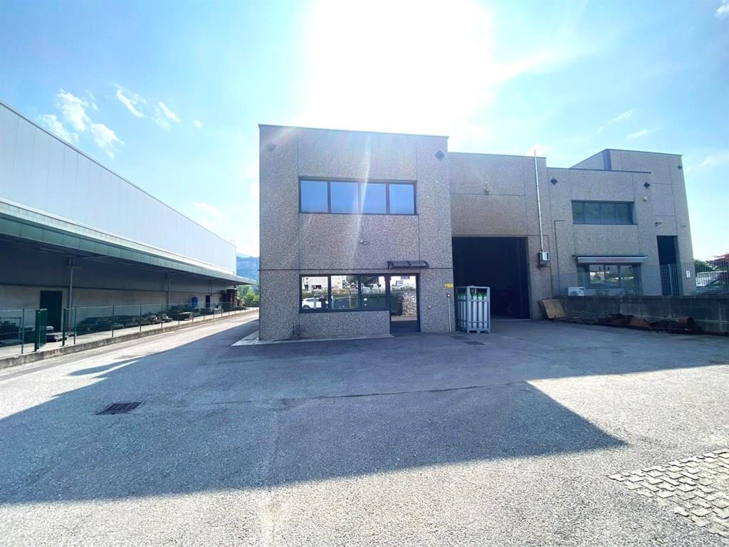 CAPANNONE DI CIRCA 400 MQ CON PIAZZALE AD AIRUNO