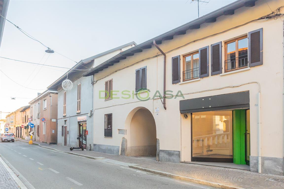 Cinque locali con box in vendita a Desio