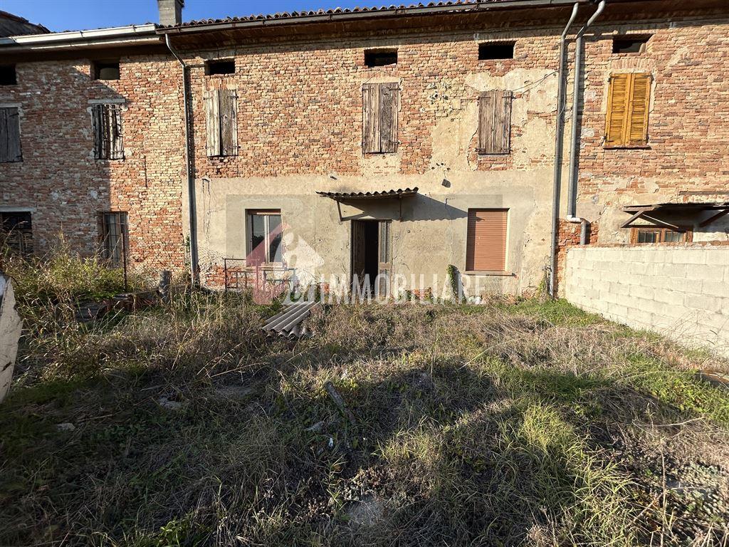 Casa indipendente da ristrutturare con giardino a Brugnolo