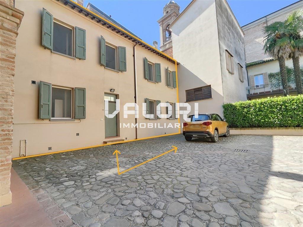 CENTRALISSIMO APPARTAMENTO INDIPENDENTE TERRA/CIELO CON CANTINA E POSTO AUTO