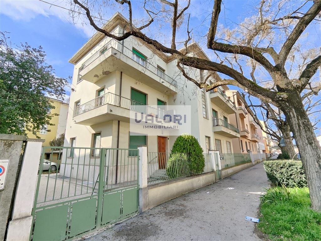 SPAZIOSO QUADRILOCALE RISTRUTTURATO CON BALCONI E CANTINA