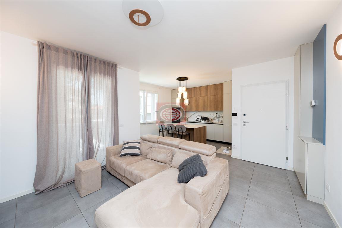 S. EGIDIO - appartamento COME NUOVO con 3 camere, 2 bagni, comoda zona giorno, balconi, cantina, garage e posto auto - CLASSE A4