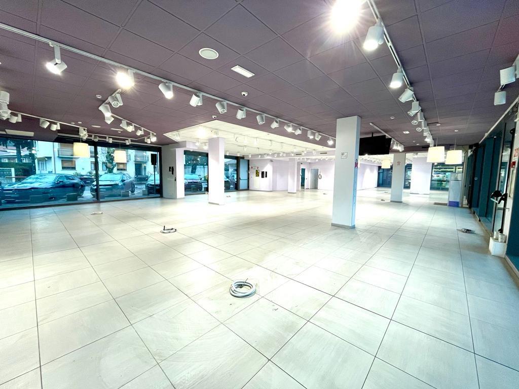 Nuovo negozio di circa 450 mq, dehor, ottima visibilità.. Ideale anche per ristorazione