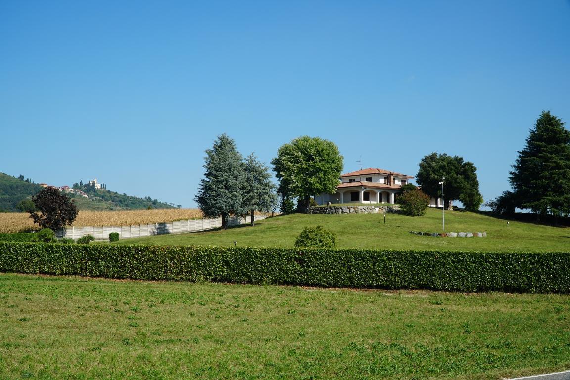 VILLA IN POSIZIONE PANORAMICA E DOMINANTE