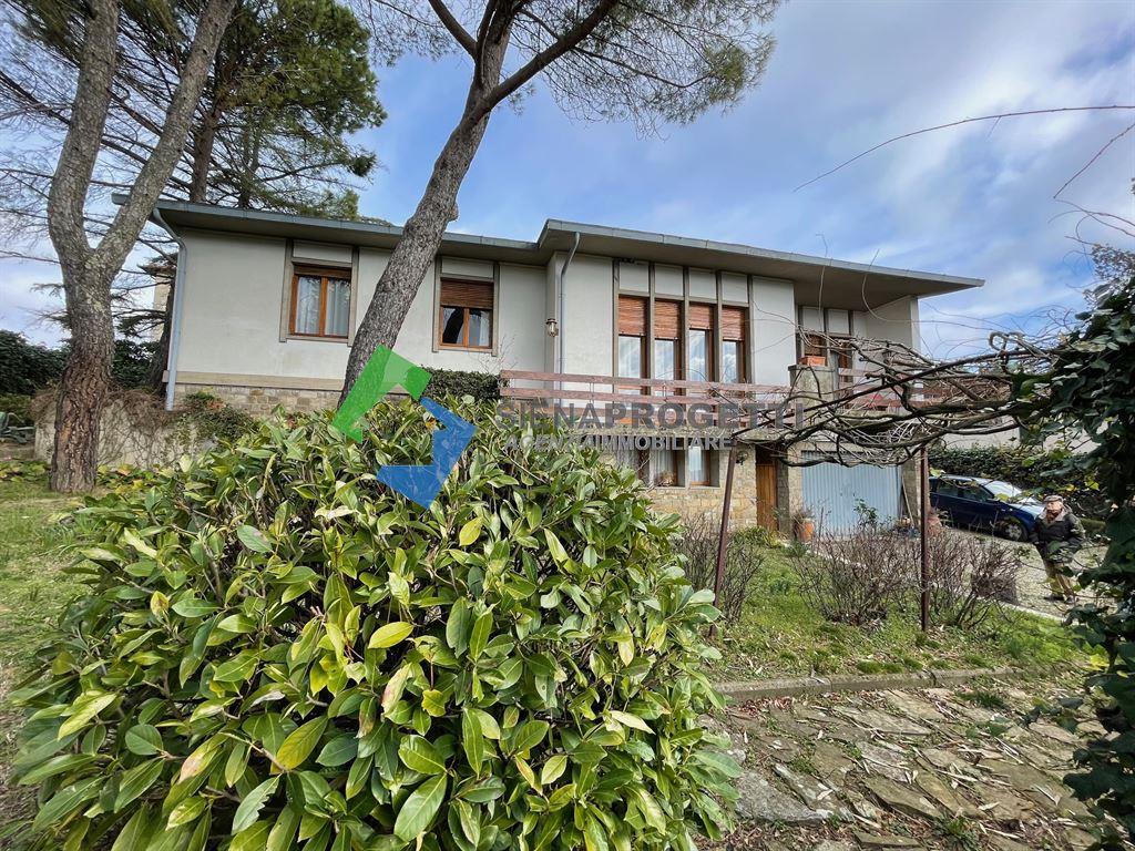 Villa indipendente con giardino a due passi dal Centro storico di Castellina in Chianti (Si).