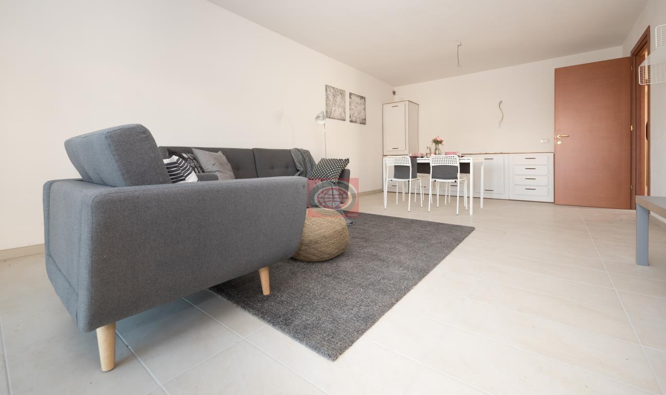 Vendita di una villetta a schiera in buono stato a Mercato Saraceno, con tre camere da letto, tre bagni, ampia zona giorno, garage, cantina e balcone