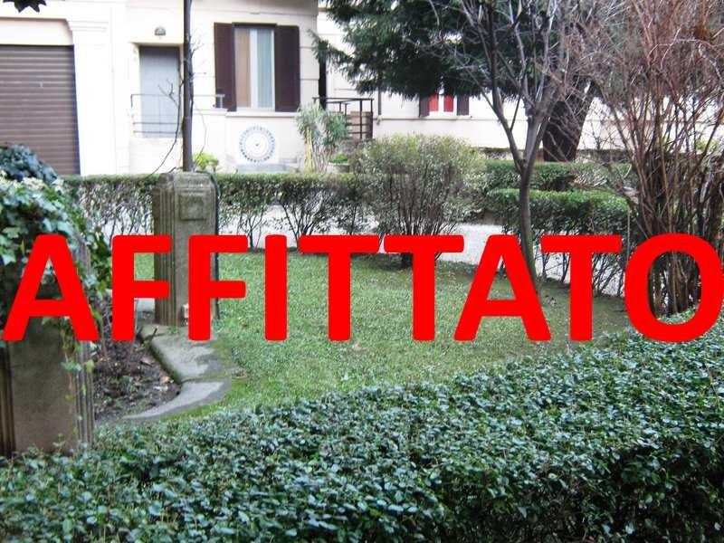 Lancetti, Via Maloia: monolocale mansardato al piano primo. ristrutturato ed arredato, locabile da 6 a 18 mesi. € 600 mensili spese incluse, comprese utenze - Per informazioni e/ appuntamenti: Milano Servizi Immobiliari srl - Tel. 02.688.08.11 r.a.